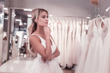 Güzel düşünceli kadın elbise tarafından çevrili olma