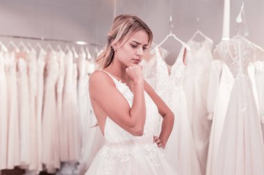 Gelinlik hakkında düşünme hoş genç kadın