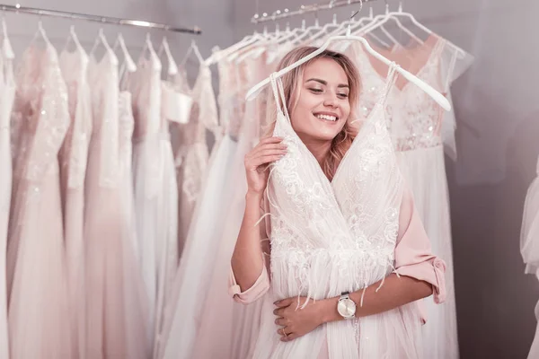 Gioioso bella donna in piedi con un abito da sposa — Foto Stock