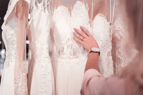 Jeg Vælger Det Kvindelige Hånd Rører Smuk Brudekjole Mens Vælger - Stock-foto