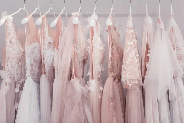 Свадебные платья в свадебном бутике — стоковое фото