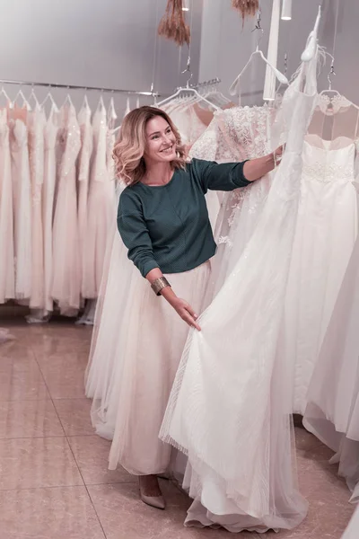 Mulher positiva alegre encontrar um vestido perfeito — Fotografia de Stock