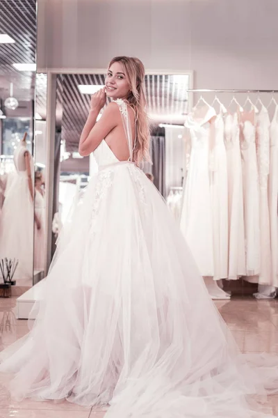 Szép pozitív nő visel a gyönyörű menyasszonyi ruha — Stock Fotó