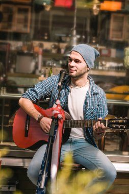 Düşünceli erkek gitarist müzik yeteneklerini geliştirme