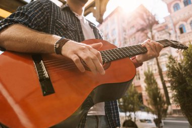 Sokakta müzik erkek çekici gitarist