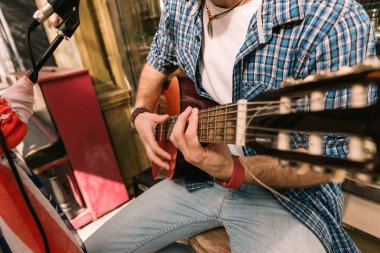 Erkek yakışıklı gitarist gitar üzerinde oyun mastering