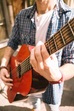 Onun doğru ses ulaşan aktif erkek gitarist