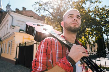 Sokakta gitar getiren Nice sokak müzisyen