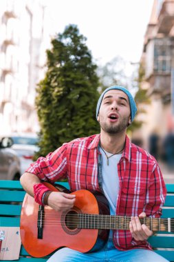 Sokak müzisyeni dile getiren duygular aracılığıyla şarkı açık fikirli