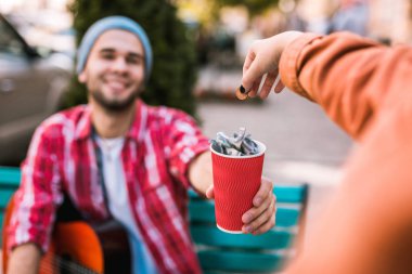 Oyun için para toplama neşeli erkek gitarist