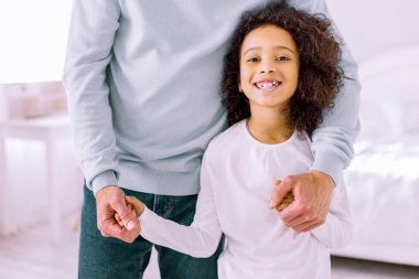 Babası yakınındaki güzel küçük kadın ayakta