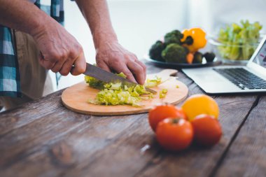 Yeşil salata ile kesme tahtası, yakın çekim