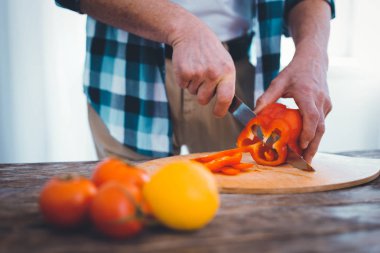 Lezzetli kırmızı biber salatası için kesilmiş