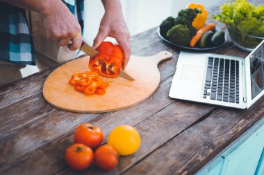 Güzel yakışıklı yetenekli adam kesme kırmızı biber