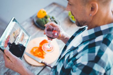 Yeni yemek tarifleri için seyir hoş güzel adam