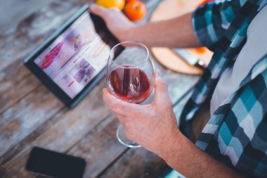 Bir bardak kırmızı şarap ile üstten görünüm