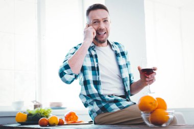 Telefon görüşmesi iyi memnun adam