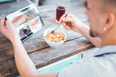 Tablet ekrana bakarak olumlu iyi adam