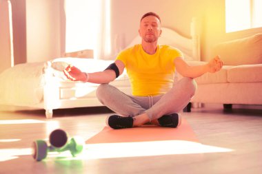 Evde yerde meditasyon rahat sakin adam