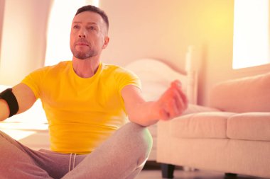 Düşünceli rahat adam evde yerde meditasyon