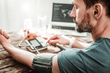 Kullanımda olan bir profesyonel tonometer, yakın çekim