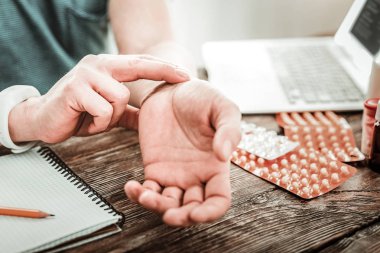 Güzel hoş yetişkin adam onun Nabız ölçme