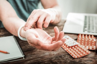 Hoş güzel adam nabzını ölçmek için çalışıyorum