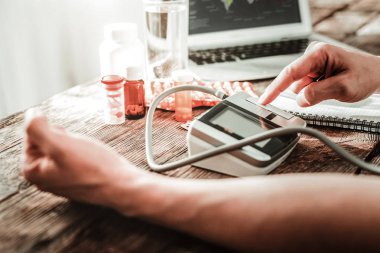 Masanın üzerinde bir tonometer duran yakın çekim