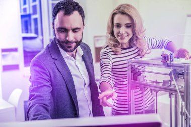 İş yerinde video izlerken heyecan hissi programcı evli çift