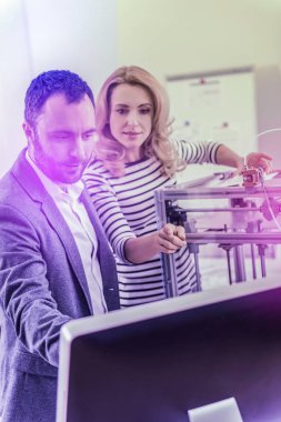 Birkaç yeni aygıt sunum izlerken ilgili duygu yazılım mühendisi