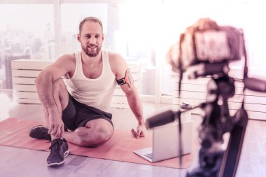 Online spor öğreticiler yapmaya konsantre olumlu blogger