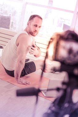 Evde kamera önünde yakışıklı sporcu