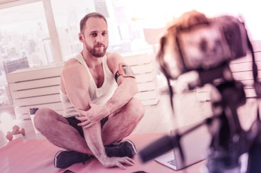 Kamera önünde poz karizmatik sportif adam