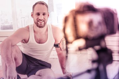 Kendi video blog oluşturma sürecinde neşeli sporcu