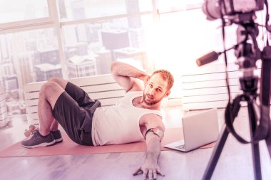 Profesyonel genç yakışıklı sporcu eğitim evde