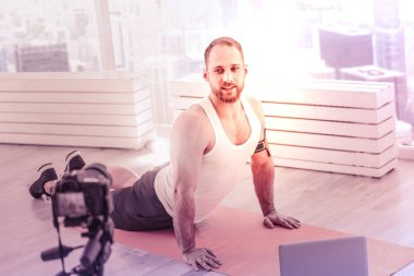 Konsantre eğitmen kollarını evde germe