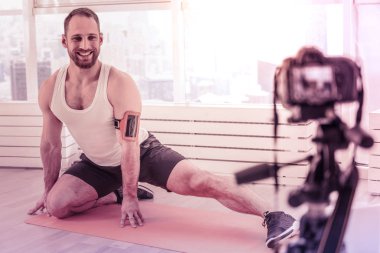 Neşeli spor blogger yayın eğitim öğreticiler evde