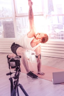 Evde germe yaparken elini uydurarak çalışkan sporcu