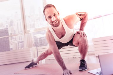 Evde kamera önünde yapıyor hevesli eğitmen