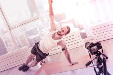 Ellerini pencerenin önünde uzanan yetenekli yakışıklı sporcu