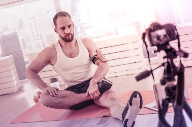 Kamera önünde bacak Germe profesyonel spor blogger