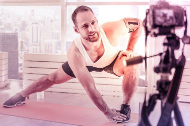 Kamera önünde yapıyor profesyonel yakışıklı sporcu