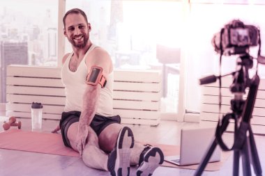 Kamera önünde uzanan yapıyor memnun sporcu