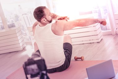 Arkadan Görünüş yetenekli sporcunun kaslarına gösterilen