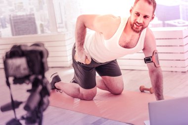 Evde el ağırlıkları ile eğitim memnun atlet