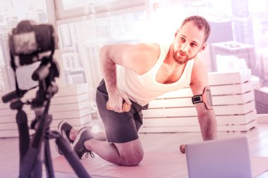 Karizmatik eğitmen el ağırlıkları evde ile