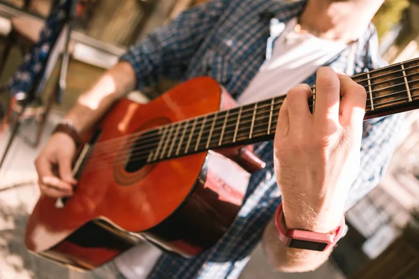 Manliga unga gitarristen att välja korrekt gitarrer praxis — Stockfoto