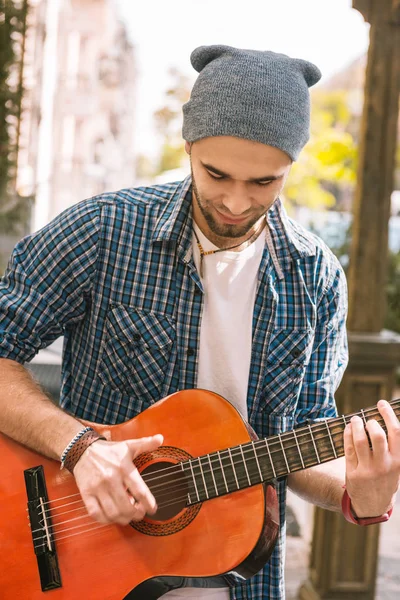 Nyugodt férfi gitáros kopasztás húrok utca — Stock Fotó