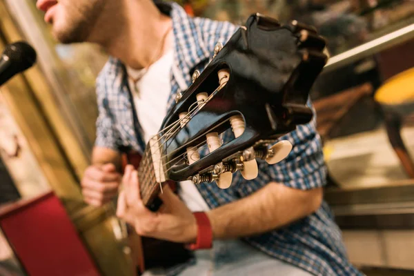 Atractivo guitarrista masculino encontrar sonido de guitarra perfecta — Foto de Stock