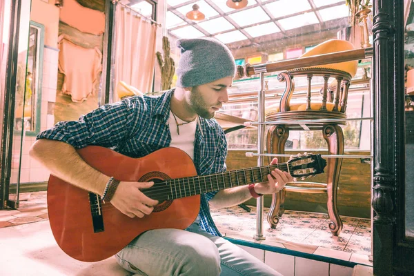 Ispirato chitarrista maschile ripetendo canzone nel bar — Foto Stock